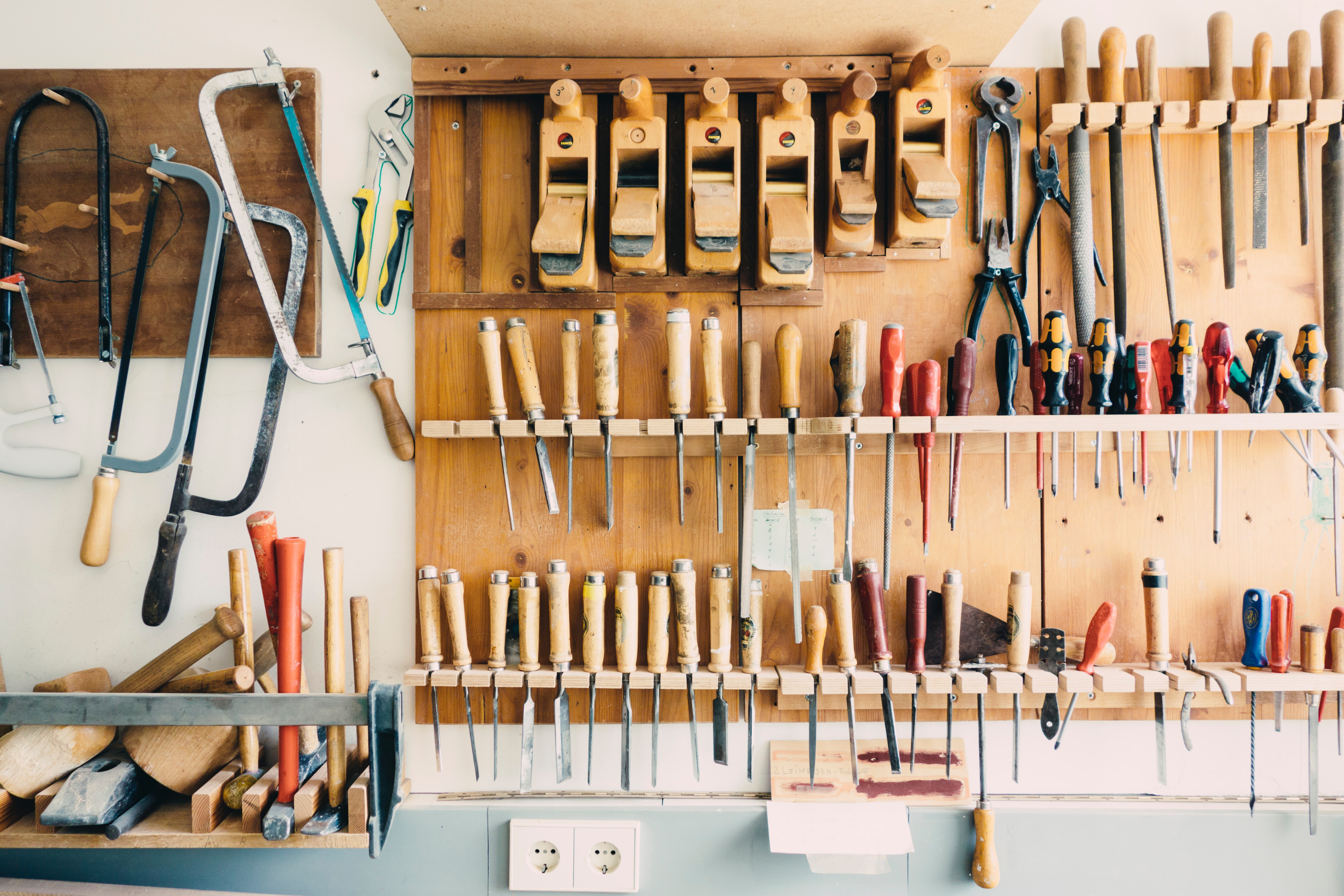 Rangements en bois pour outils de bricolage