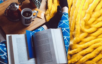 Jambes filles pyjama avec livre couverture et café