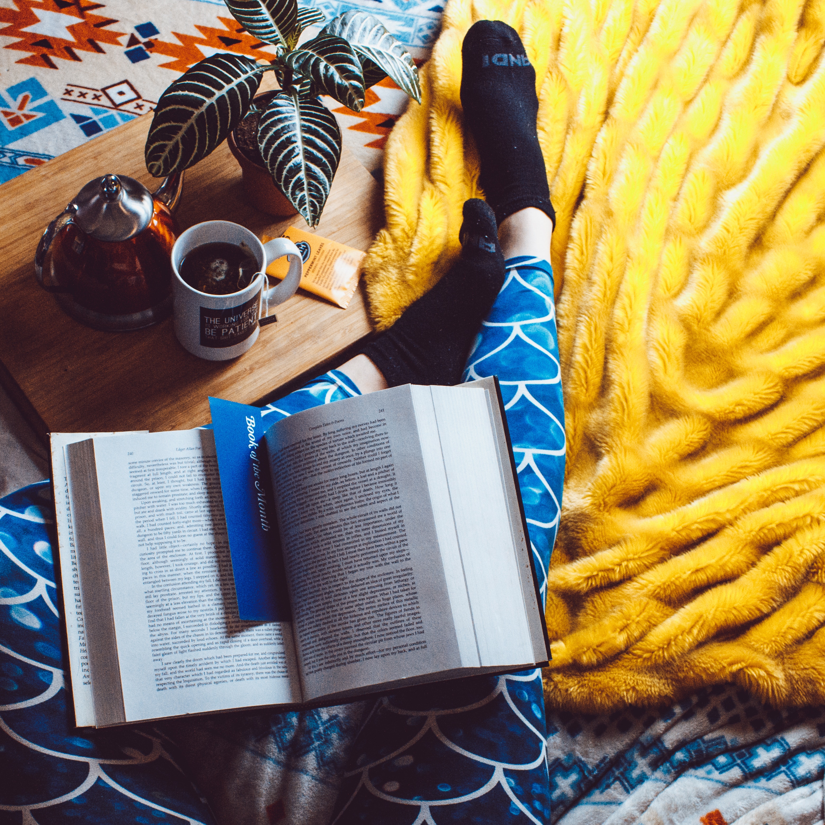 Jambes filles pyjama avec livre couverture et café