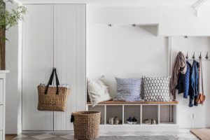 Banc d'entrée avec coussins, panières de rangement et porte-manteau