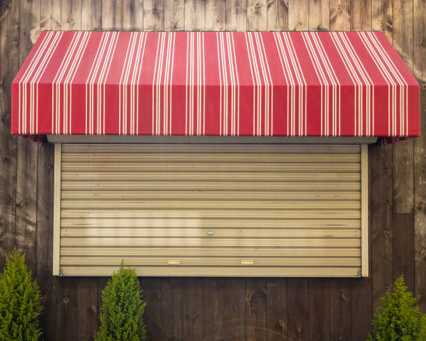 Grande fenêtre équipée d'un store à projection et d'un volet roulant