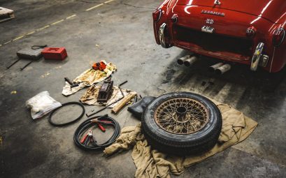 Voiture rangée dans un garage pour effectuer quelques réparations