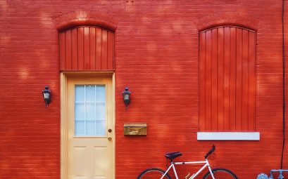 Maison rouge avec porte orange