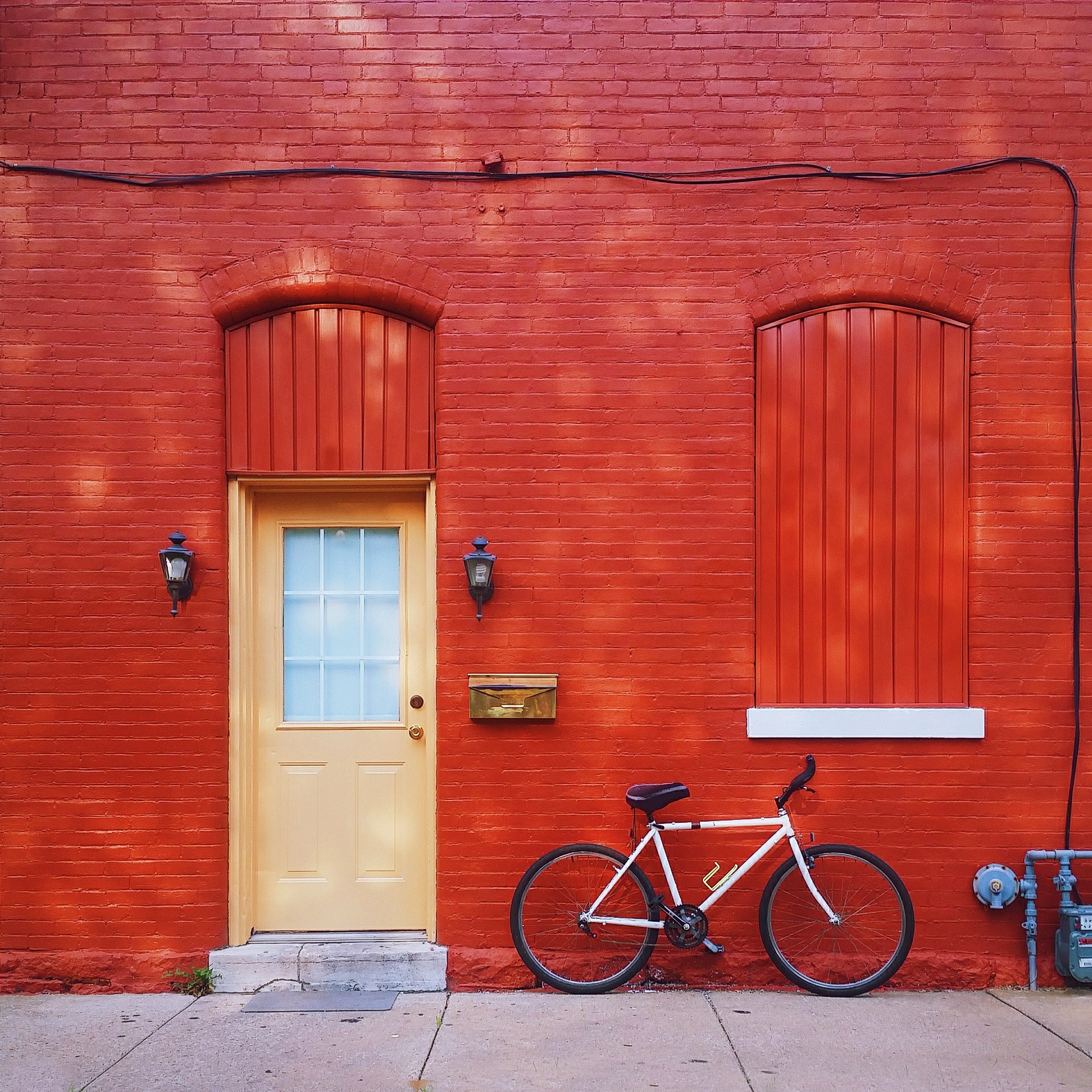 Maison rouge avec porte orange