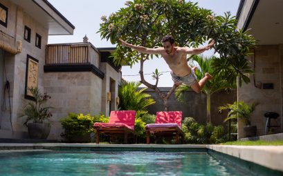 Homme qui fait un plongeon dans sa piscine tout confort